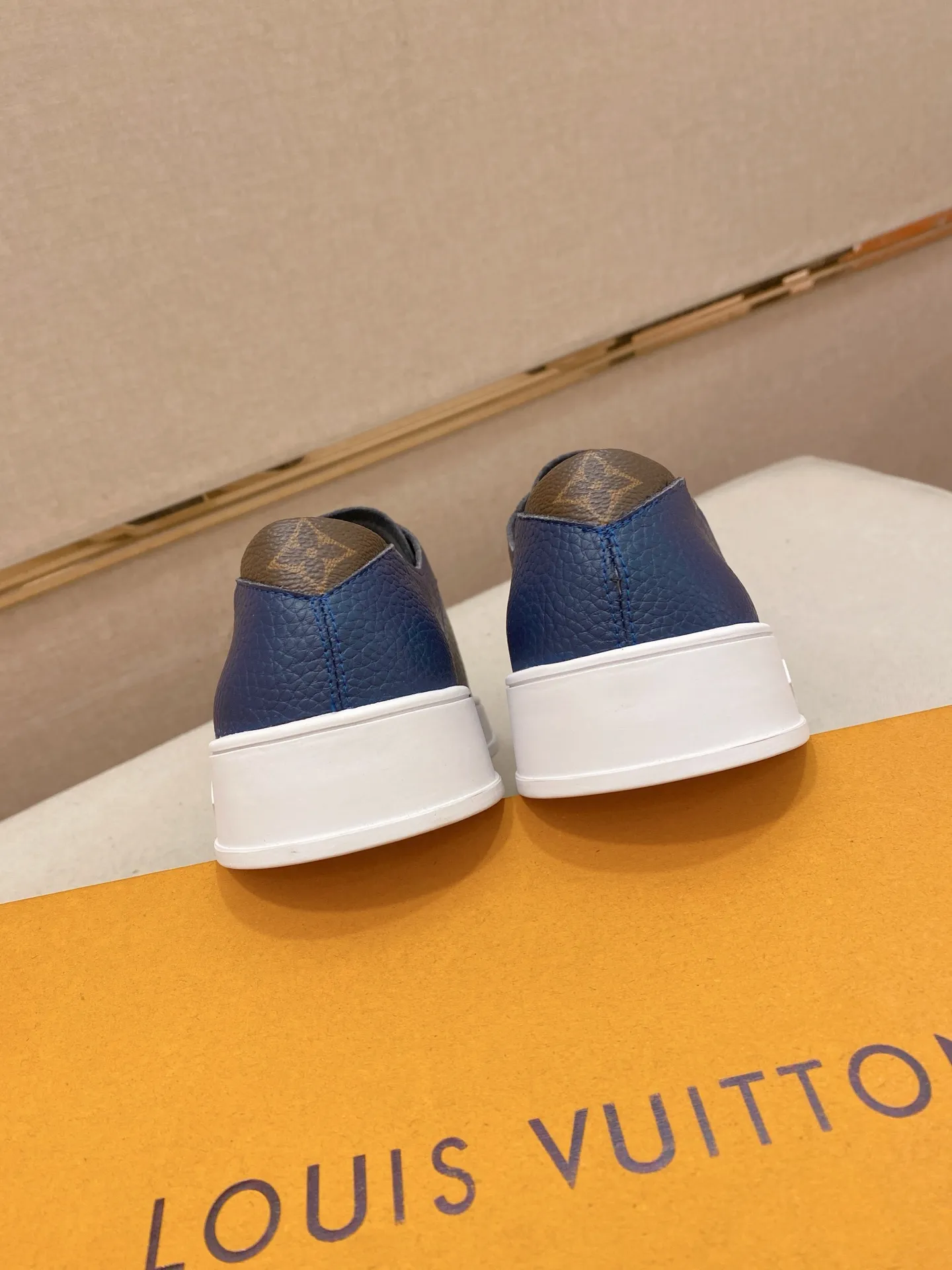 Men's shoes💰 440💰louis vuitton (Louis Vuitton/lv) top 🔍🔍 new models are on sale at the same time at the counter. The upper 🇮🇹 is imported from Italy first-layer cowhide, and the lining is fully imported sheepskin 💪💪, completely 1⃣️ to 1 ⃣️Re-engraved🇮🇹💪💪, ⚠Sole: The original sole is specially provided by the original factory, the exclusive movable molded sole is super comfortable, ⚠The original factory follows the order, 🔍🔍high quality, you can enter and exit the counter at will, welcome to compare⚠. Code number:38-44